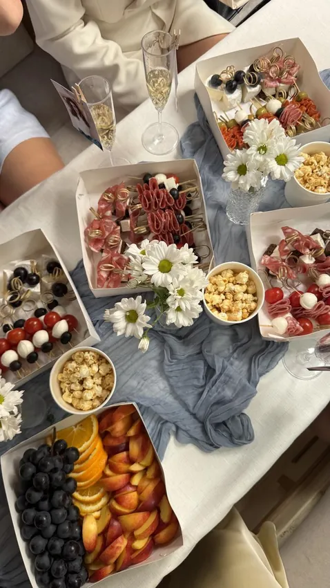 Закуски и фрукты на палубе
